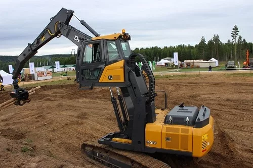 Гусеничный экскаватор John Deere E210 LC