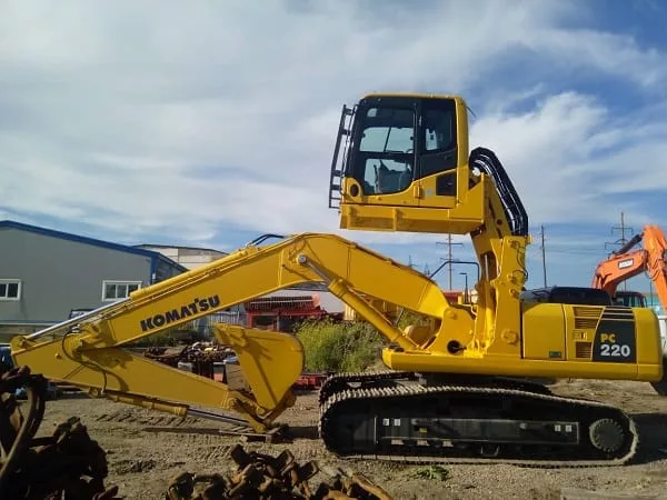Гусеничный экскаватор Komatsu 220