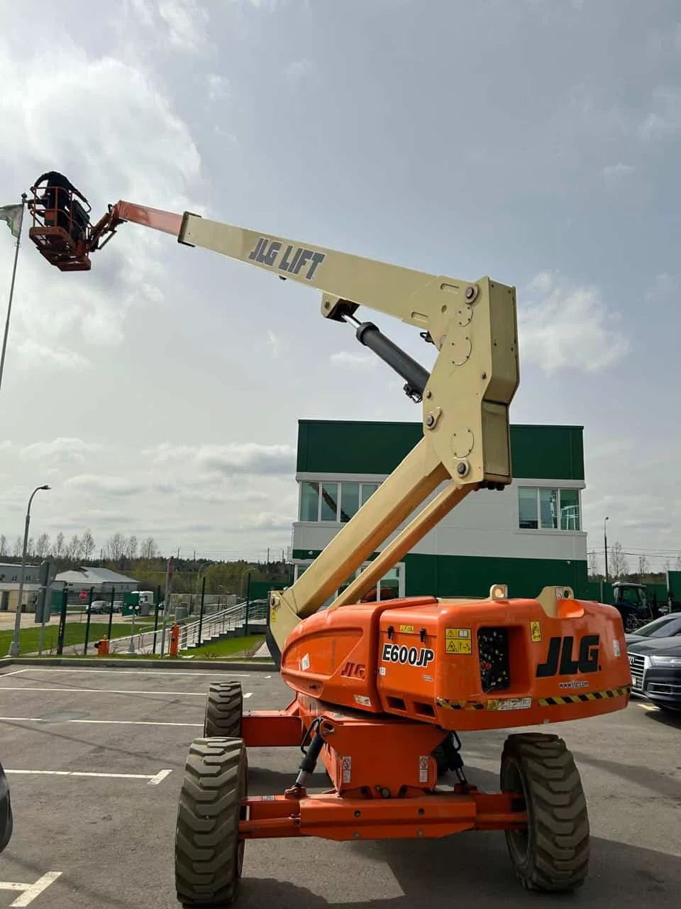 Коленчатый подъёмник JLG E600JP